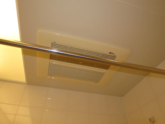 バスルームには浴室換気乾燥機付