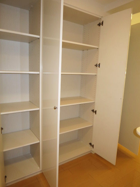 壁面には収納がたっぷり