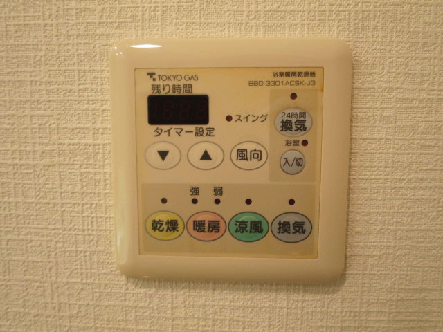 バスルームには浴室換気乾燥機付