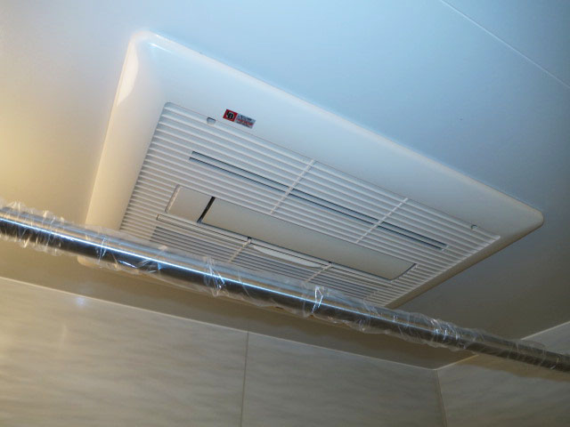バスルームには浴室換気乾燥機付