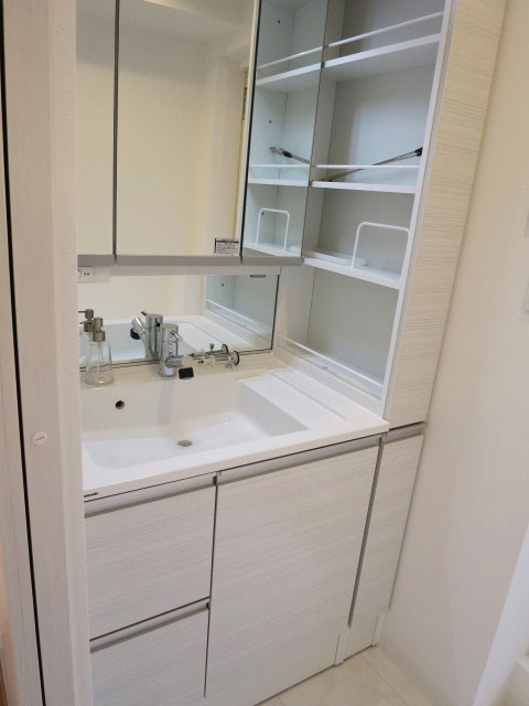 シャトレー渋谷　収納たっぷりの洗面化粧台