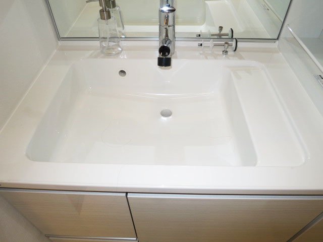 シャトレー渋谷　収納たっぷりの洗面化粧台