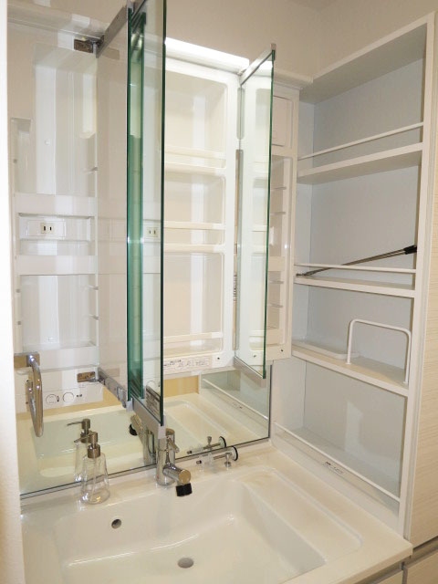 シャトレー渋谷　収納たっぷりの洗面化粧台