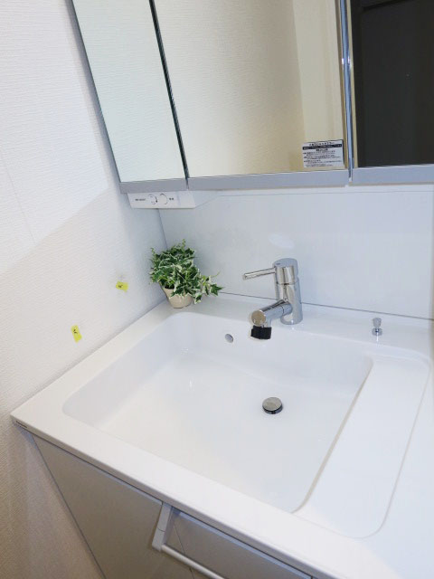 第23宮庭マンション　清潔な印象の洗面化粧台