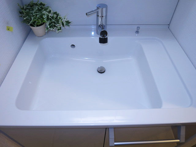 第23宮庭マンション　清潔な印象の洗面化粧台