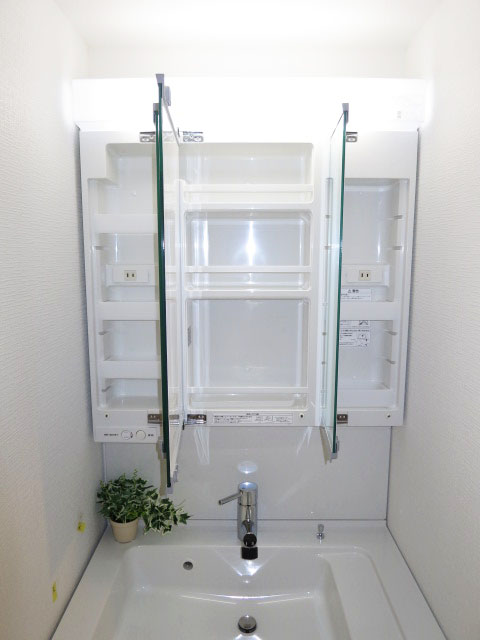 第23宮庭マンション　清潔な印象の洗面化粧台