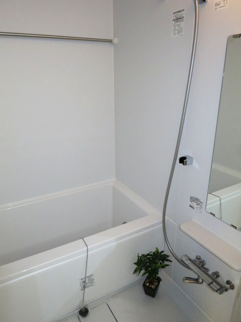 第23宮庭マンション　浴室換気乾燥機が設置されたバスルーム