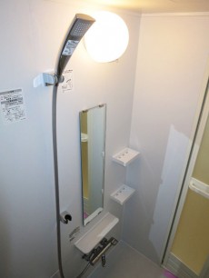 第23宮庭マンション　浴室換気乾燥機が設置されたバスルーム