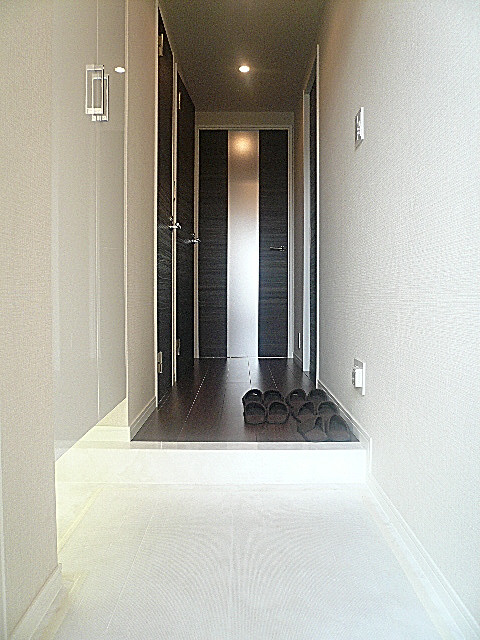 白を基調とした玄関ホール