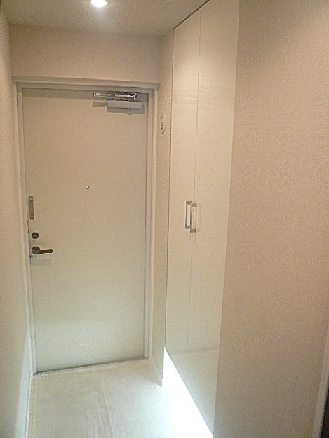 白を基調とした玄関ホール