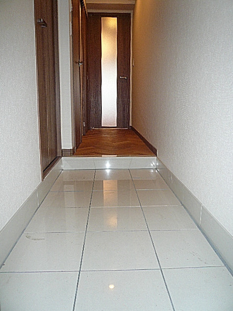 タイル張り玄関ホール