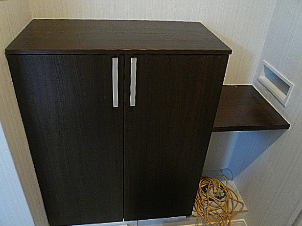 ビラ自由ヶ丘　カウンター付玄関収納