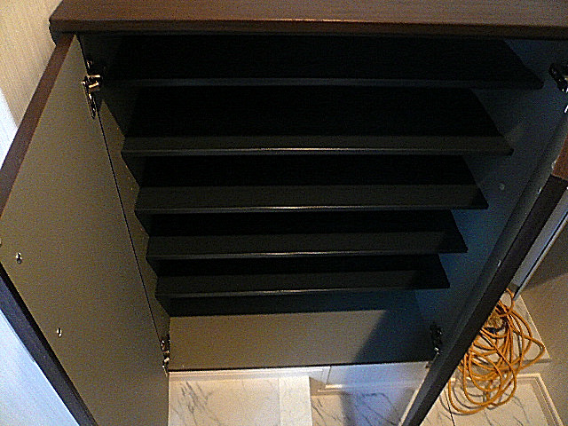 ビラ自由ヶ丘　カウンター付玄関収納