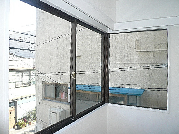 ビラ自由ヶ丘　大きな窓の洋室です。