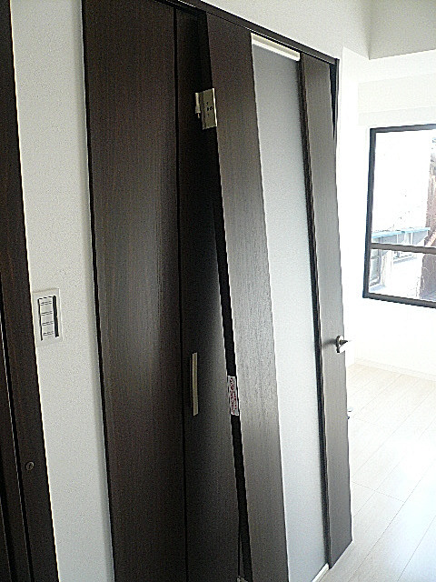 ビラ自由ヶ丘　LDKに続く洋室