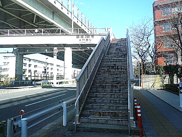 周辺にある歩道橋