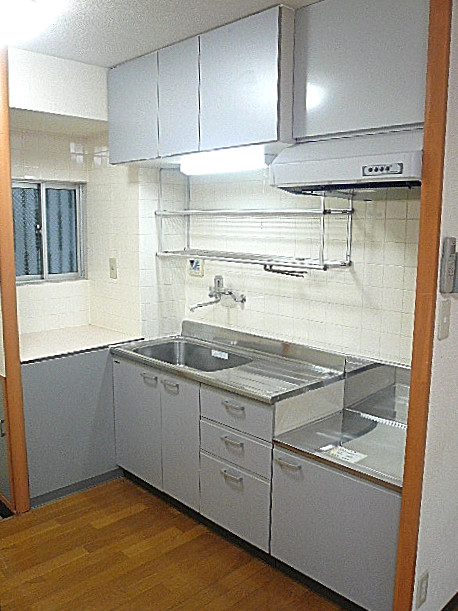 六本木グランドール　窓のあるキッチンです。