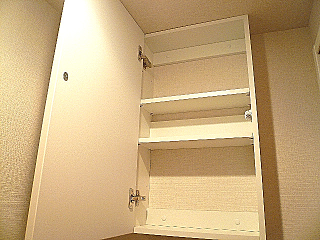 トイレ　吊戸棚