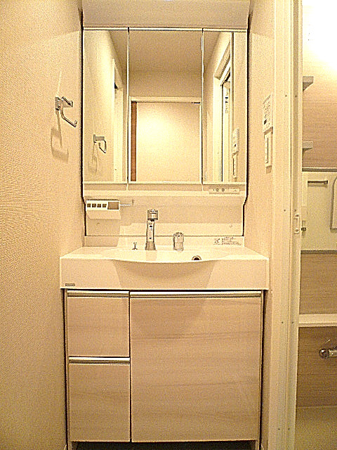 三面鏡の洗面化粧台