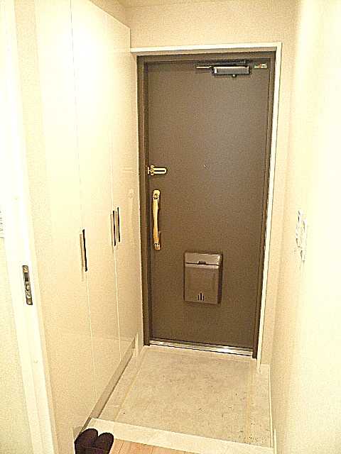 ホワイトな玄関収納