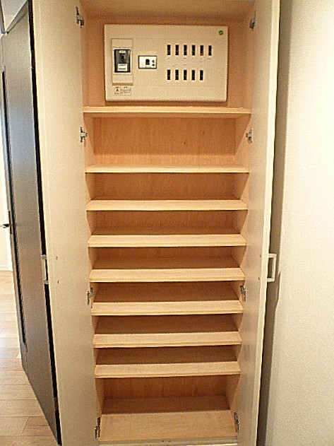 ジェイパーク目黒東山　トールサイズの玄関収納