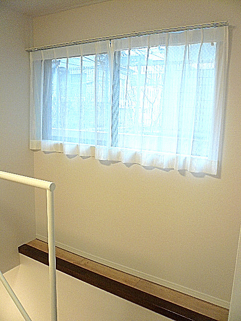 ジェイパーク目黒東山　階段　窓+カウンター部分