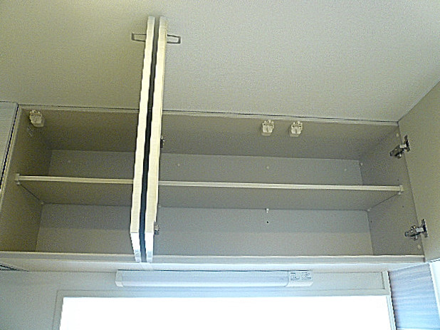 キッチン　吊戸棚