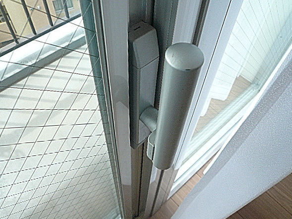 バルコニー窓　戸って