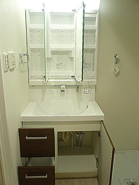 六本木ハイツ　洗面化粧台　収納801