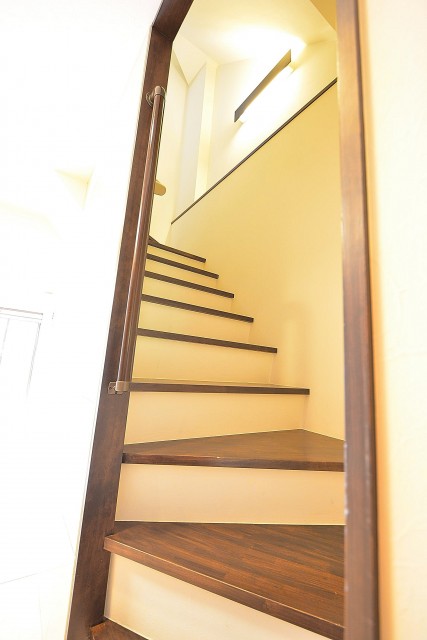 南青山グリーンヒルハウス　リビングから階段