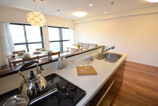 サンセール広尾　キッチンからリビング