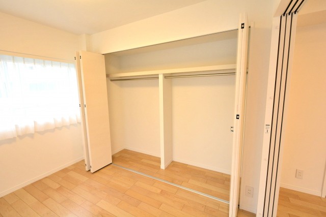 ファミール築地　洋室2収納
