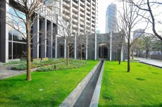東京ツインパークス・レフトウイング　中庭