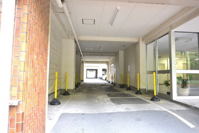 ファミール築地　駐車場へ