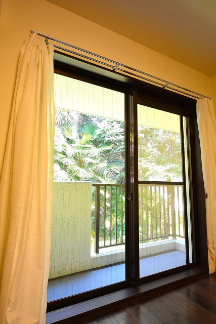 南青山グリーンヒルハウス　ベッドルームの窓際