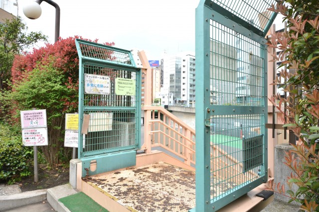 ファミール築地　公園入口