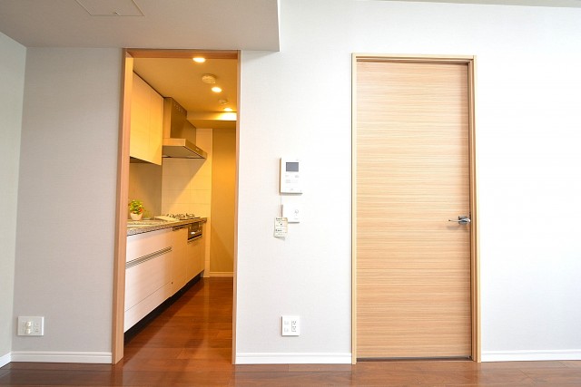 キッチン入口と洋室の扉