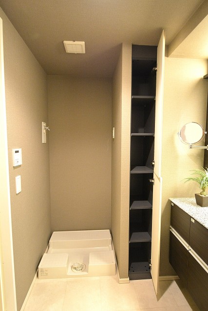 リネン庫と洗濯機置場