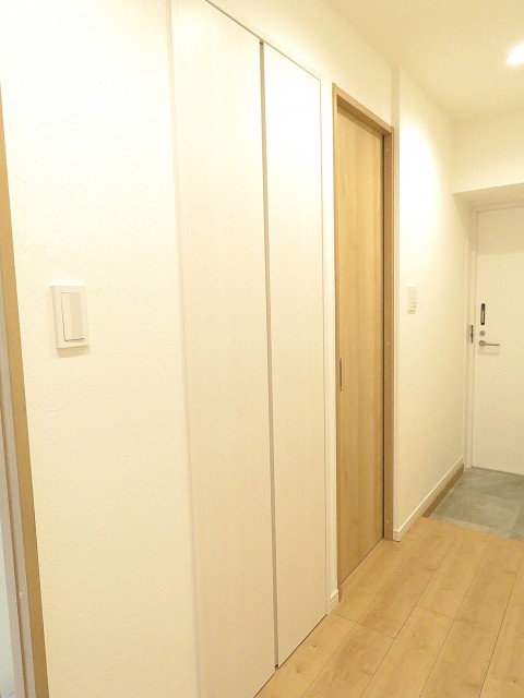 護国寺ロイアルハイツ　廊下収納