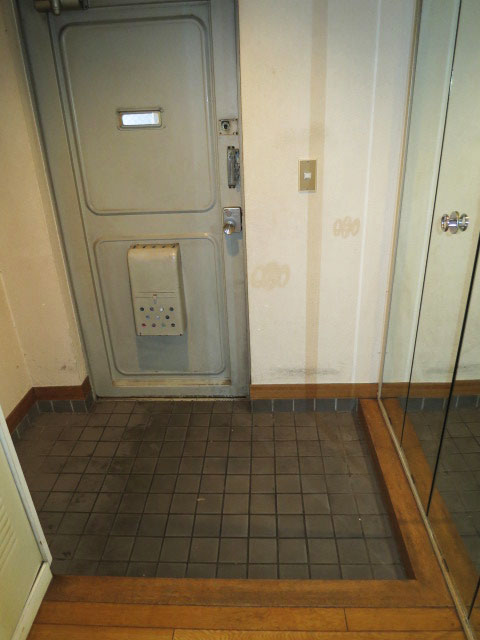 セントラル第二青山　大きなミラーが印象的な玄関