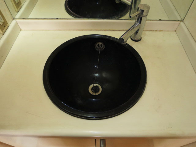 セントラル第二青山　ブラックのボウルがモダンな洗面化粧台