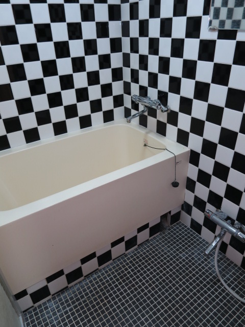 セントラル第二青山　ブラック＆ホワイトなタイルのバスルーム