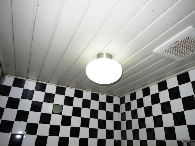 セントラル第二青山　ブラック＆ホワイトなタイルのバスルーム