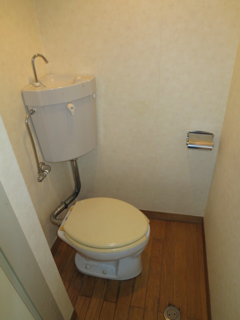セントラル第二青山　フローリング床のトイレ