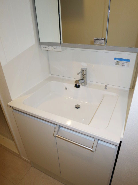 本郷壱岐坂ハイツ　機能的な洗面化粧台
