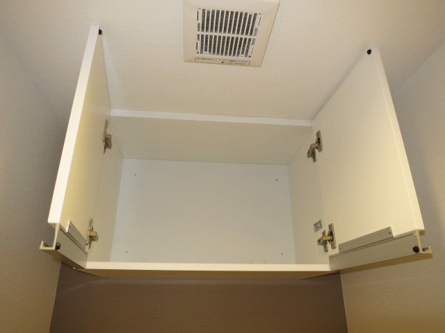 本郷壱岐坂ハイツ　トイレの上部には吊戸棚付