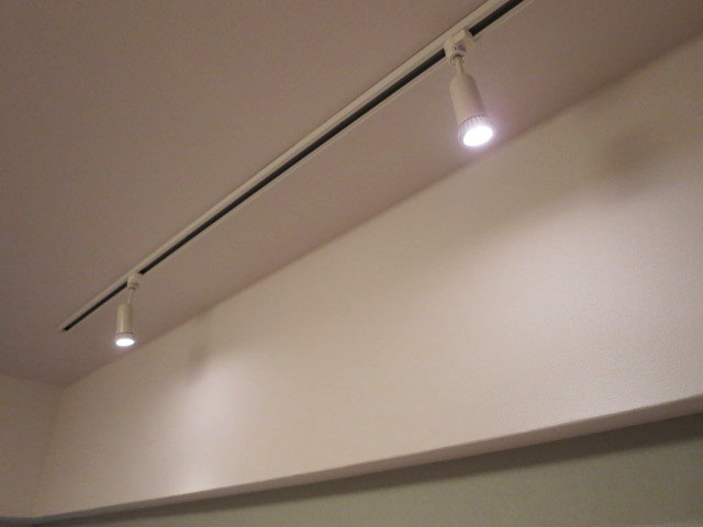 本郷壱岐坂ハイツ　アクセントクロス＆スポット照明