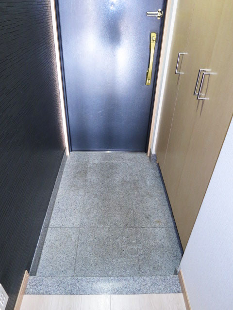 アクセントクロスがインパクトある玄関