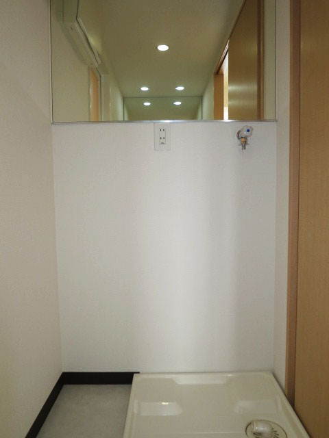 洗濯機置き場上部にも鏡