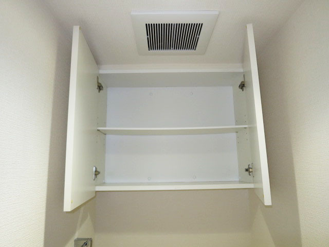 トイレ上部には吊戸棚